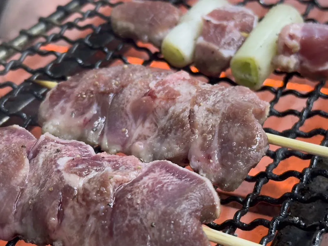 🍁 落ち葉が道を彩る季節、ようこそ「せからしか」へ😊